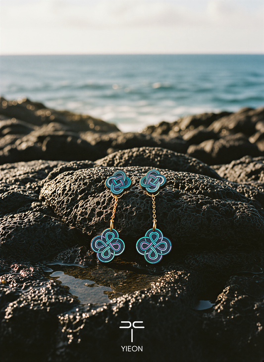 Truelove (Knot) Mother-of-Pearl Lacquer Earring