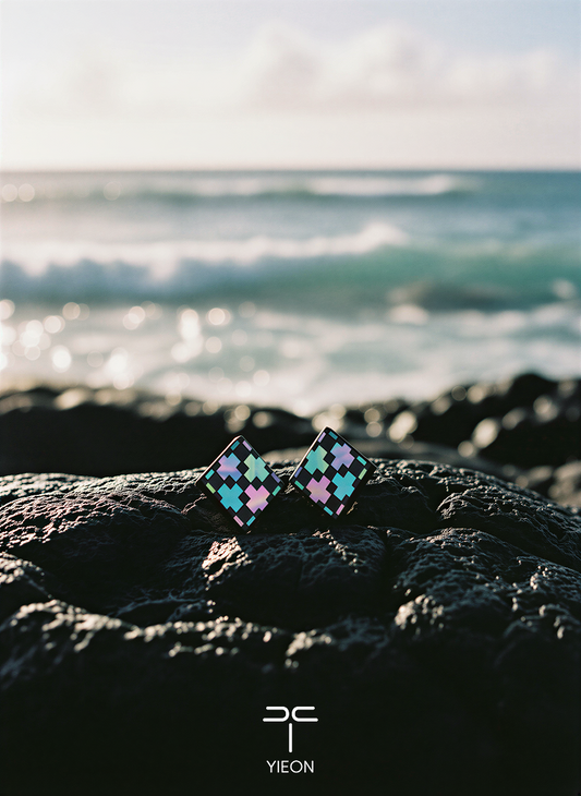 Checkered Icon (Eastern Totem) Mother-of-Pearl Lacquer Ear Stud