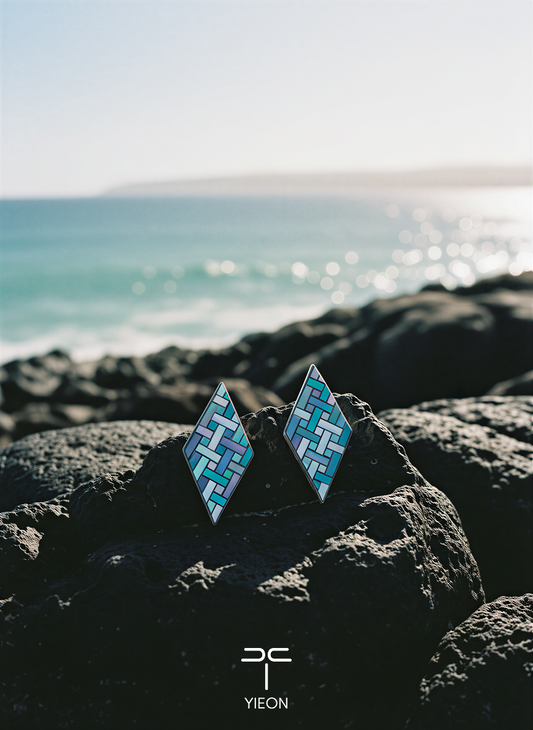 Diamond Cipher Light (Neon Code) Mother-of-Pearl Lacquer Ear Stud