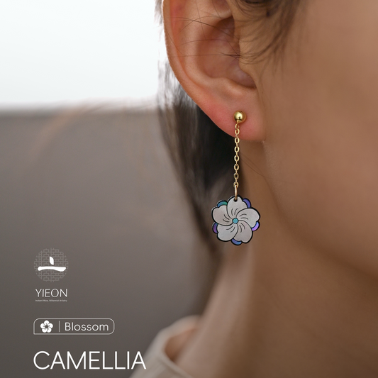 Camellia (Blossom) Mother-of-Pearl Lacquer Earring
