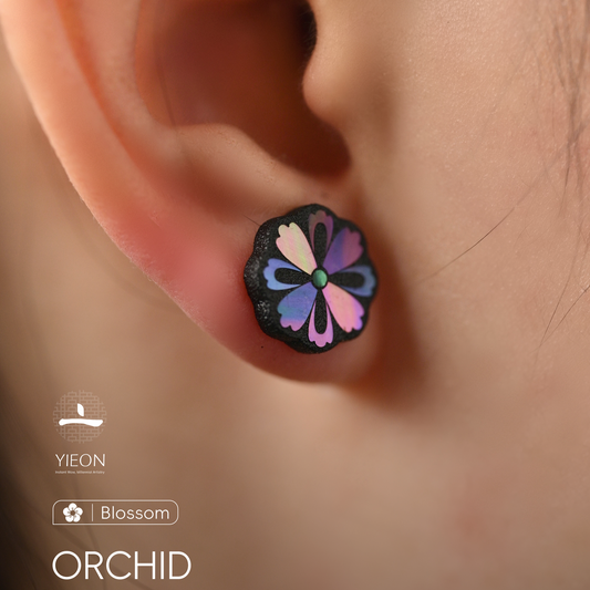 Galsang (Blossom) Mother-of-Pearl Lacquer Ear Stud