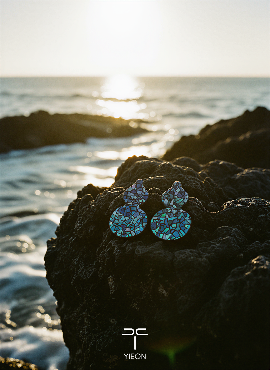 Hoki (Fulu) Mother-of-Pearl Lacquer Ear Stud