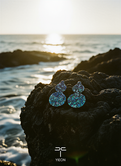 Hoki (Fulu) Mother-of-Pearl Lacquer Ear Stud