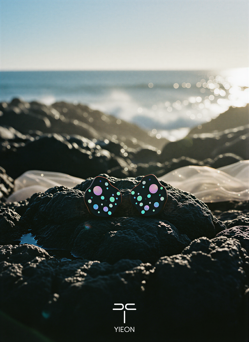 Planet Mother-of-Pearl Lacquer Ear Stud