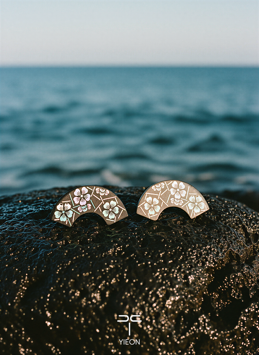 Wintersweet (Blossom) Mother-of-Pearl Lacquer Ear Stud