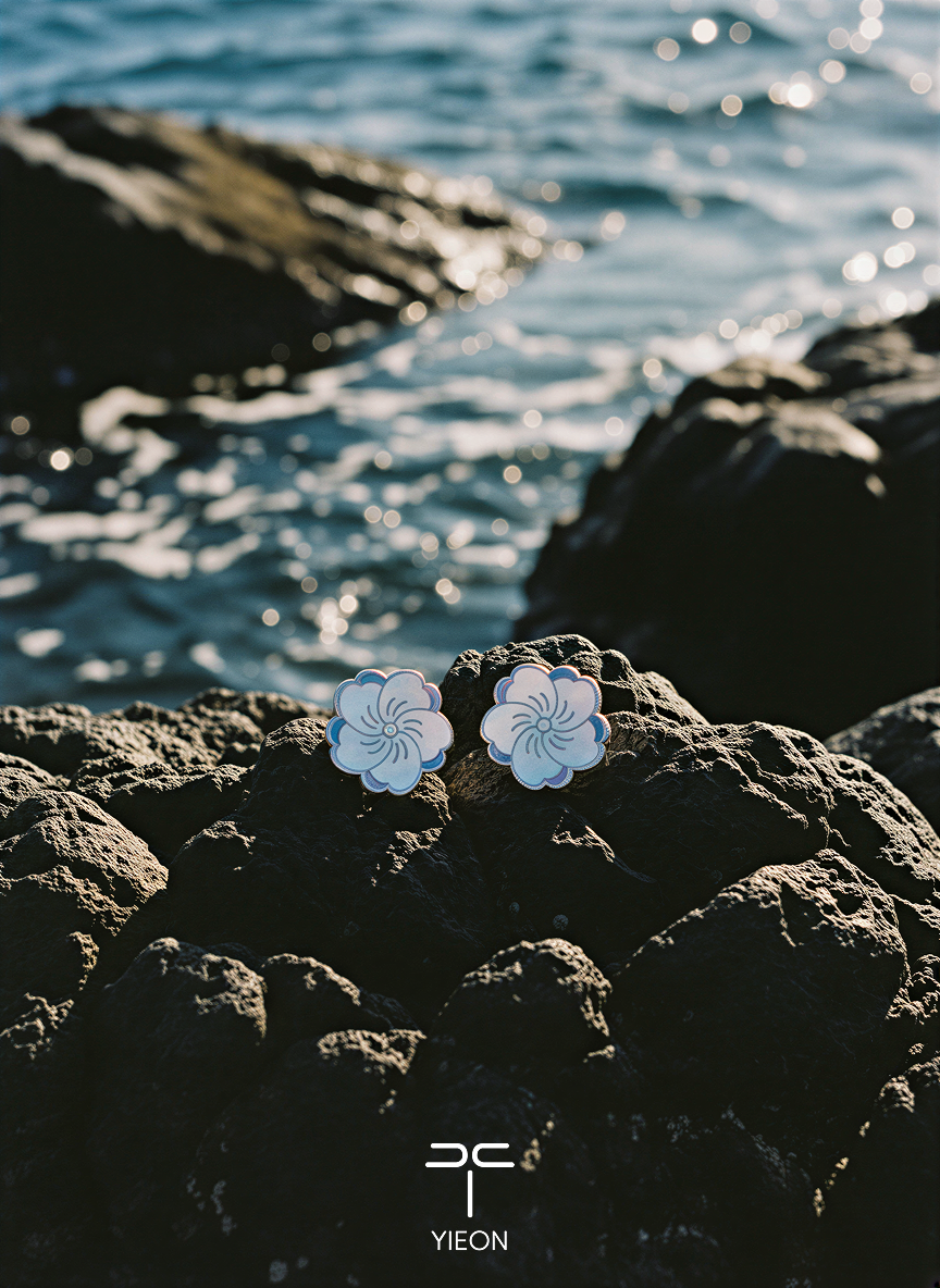 Camellia (Blossom) Mother-of-Pearl Lacquer Ear Stud