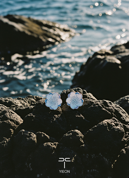 Camellia (Blossom) Mother-of-Pearl Lacquer Ear Stud