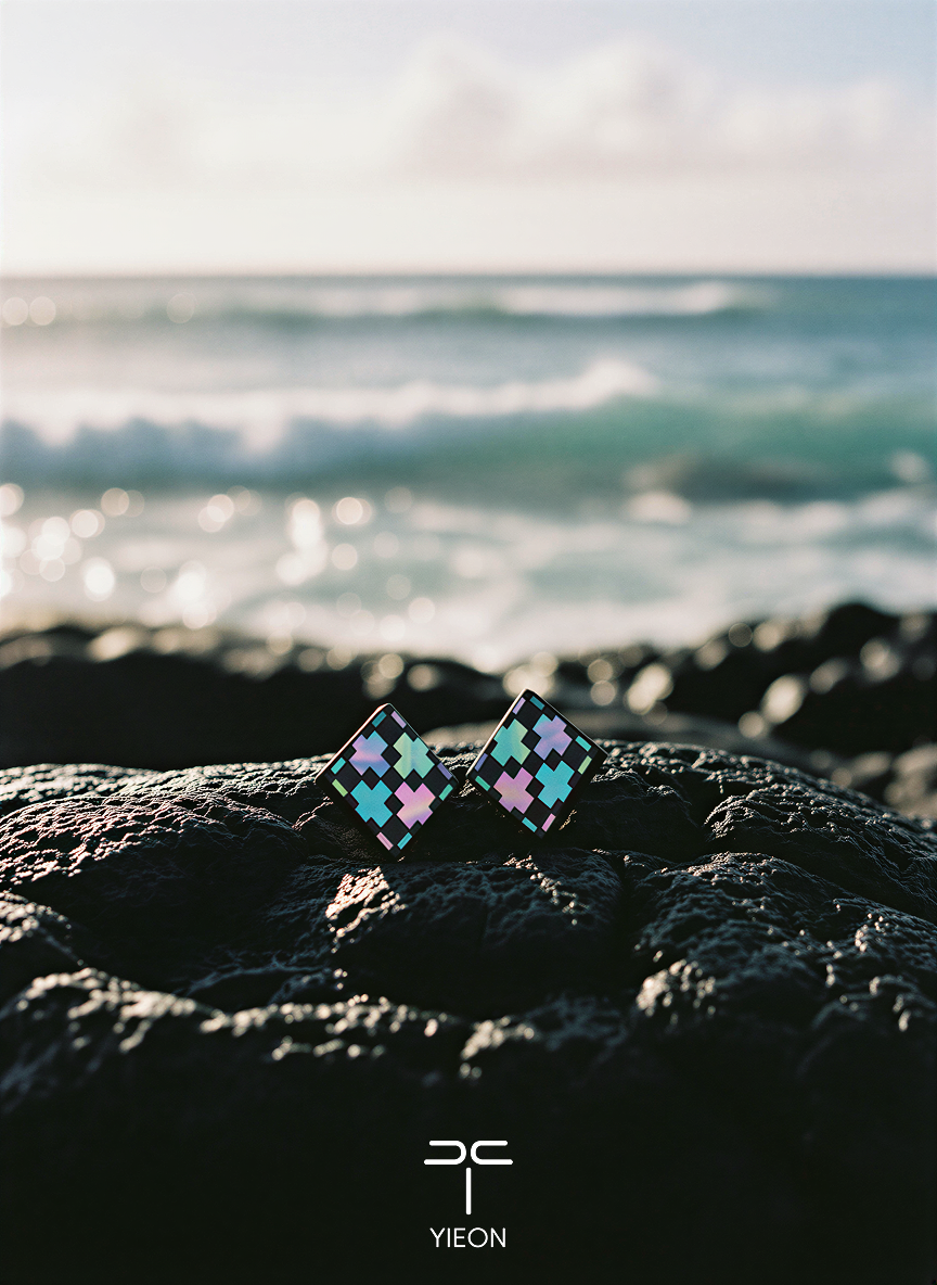 Checkered Icon (Eastern Totem) Mother-of-Pearl Lacquer Ear Stud