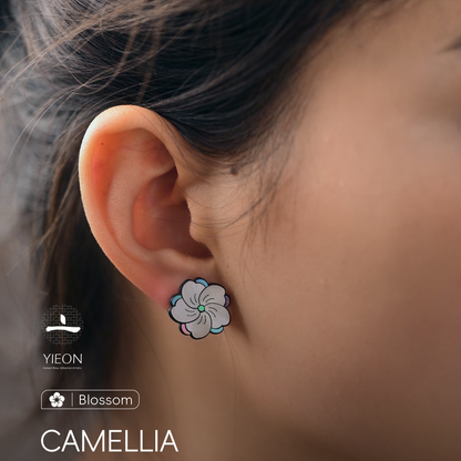 Camellia (Blossom) Mother-of-Pearl Lacquer Ear Stud